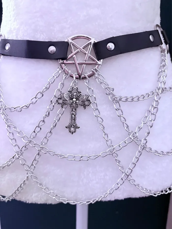 Ceinture ajustable effet cuir avec chaîne anneaux et bijoux Witch - photo numéro 2