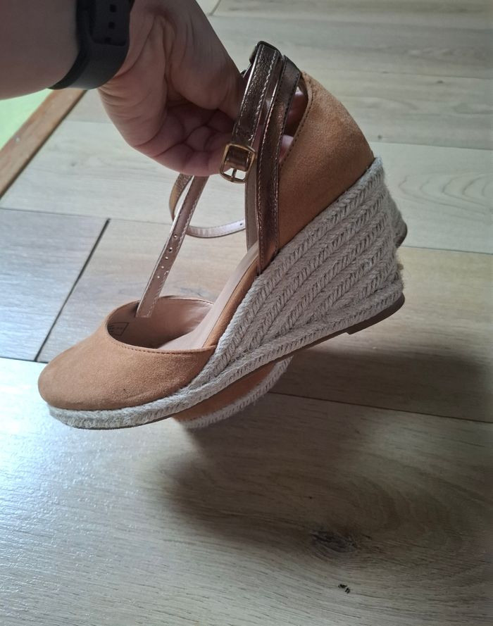 Sandales à talon compensé taille 38 Anna field