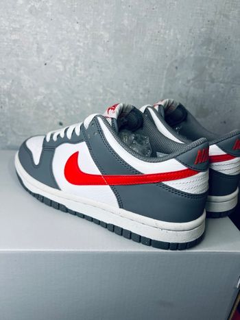 Nike Dunk Low gris / blanc / rouge – Taille 36,5 – État quasi neutre