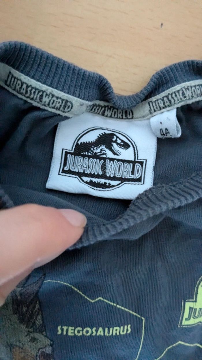 T-shirt 4 ans Jurassic world T-Rex vélociraptor stégosaure - photo numéro 2