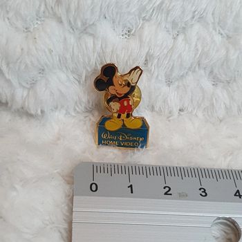 Pins broche badge metal vintage mickey walt disney home video