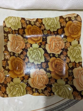 Plateau imprimé fleuri et pailleté.