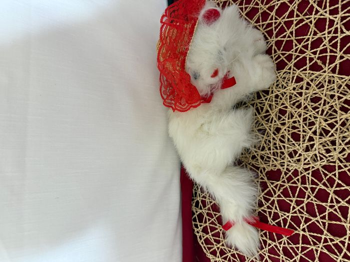 Chat en peluche vintage blanc couché chapeau dentelle rouge et flo rouge - photo numéro 3