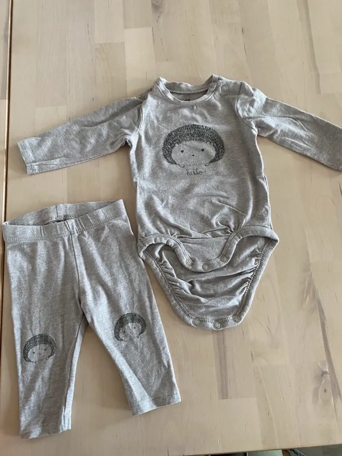 Lot 2 bodys + 1 ensemble avec pantalon - photo numéro 2