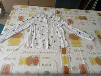 Chemisier manches longues blanc imprimé noir C&A  146/152 cm 3€