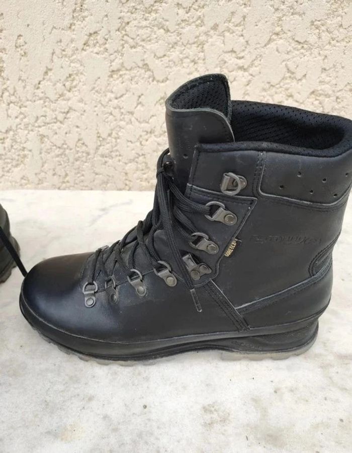 Chaussures de randonnée - Moutain boots GTX Lowa - taille 44 - photo numéro 2