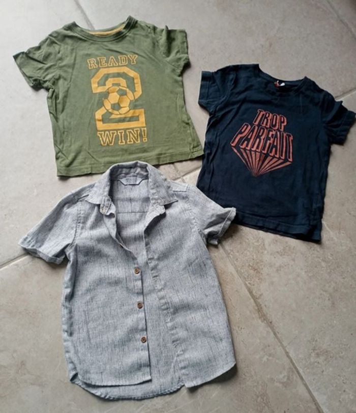 Lot de 2 t-shirts et 1 chemise sans manches