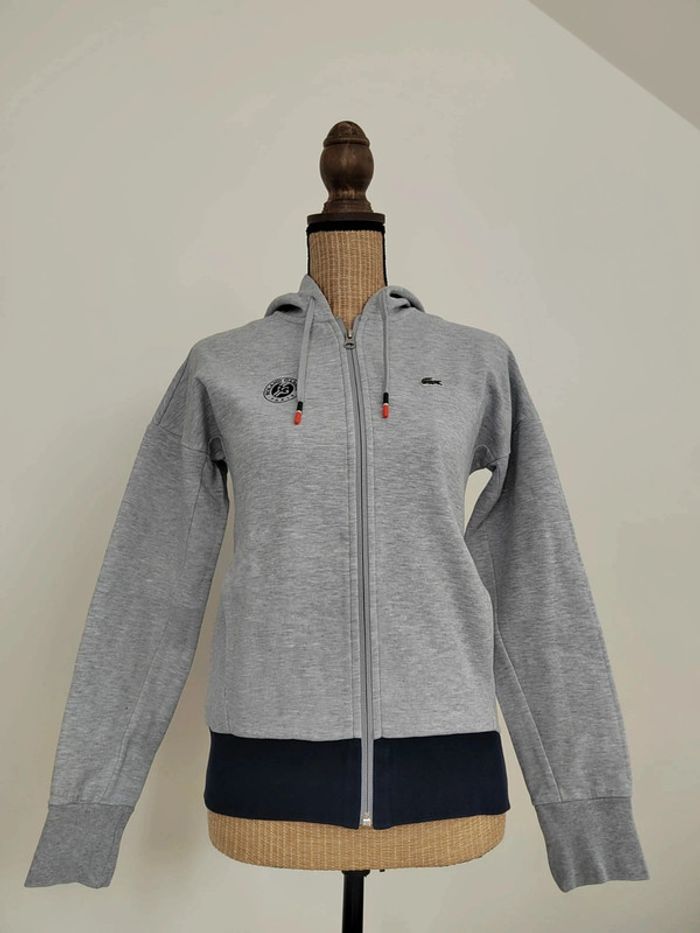 Sweat zippé avec capuche
Lacoste - Rolland Garros
Taille 34
Bleu marine et gris
Excellent état