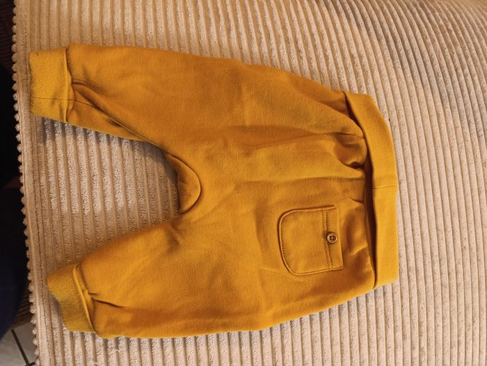 Ensemble 2 joggings+ un body taille 6 mois - photo numéro 4