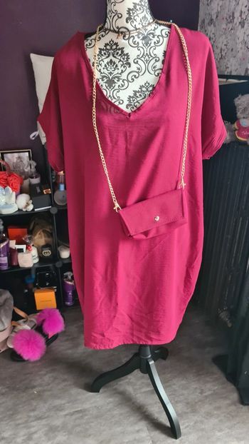 Robe bordeaux avec sa pochette