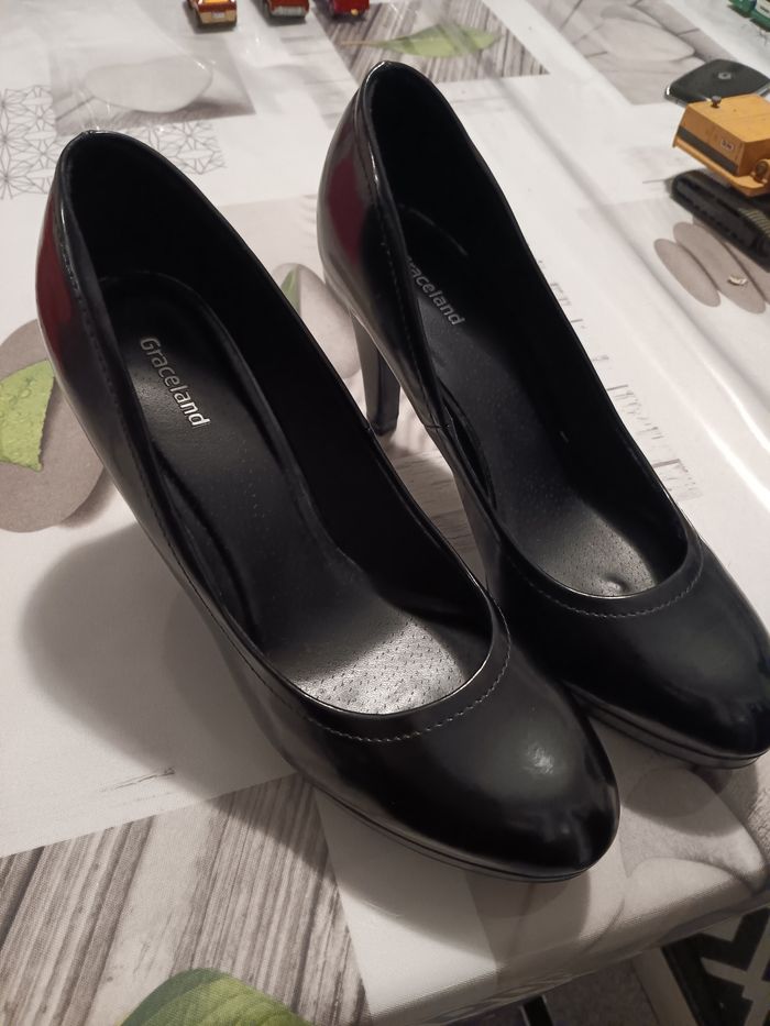 Vends escarpins  noires vernis  à plate-forme