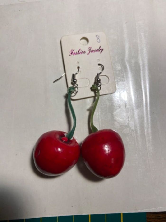 Boucles oreilles neuves cerises légères