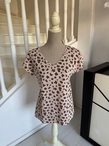 T Shirt Armand Thiery à motifs léopard col V beige et marron