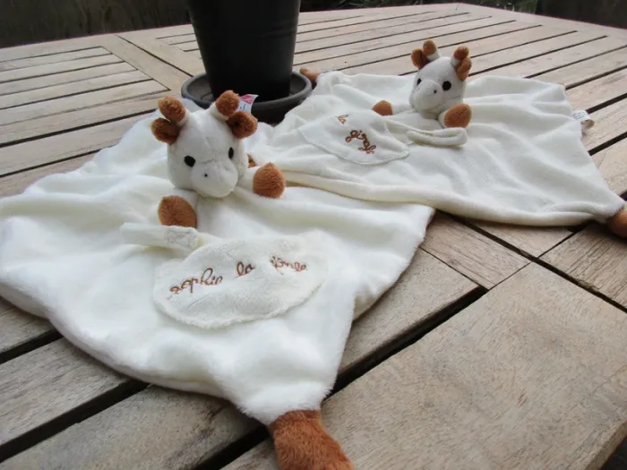 2 doudous carrés vulli sophie la girafe comme neufs