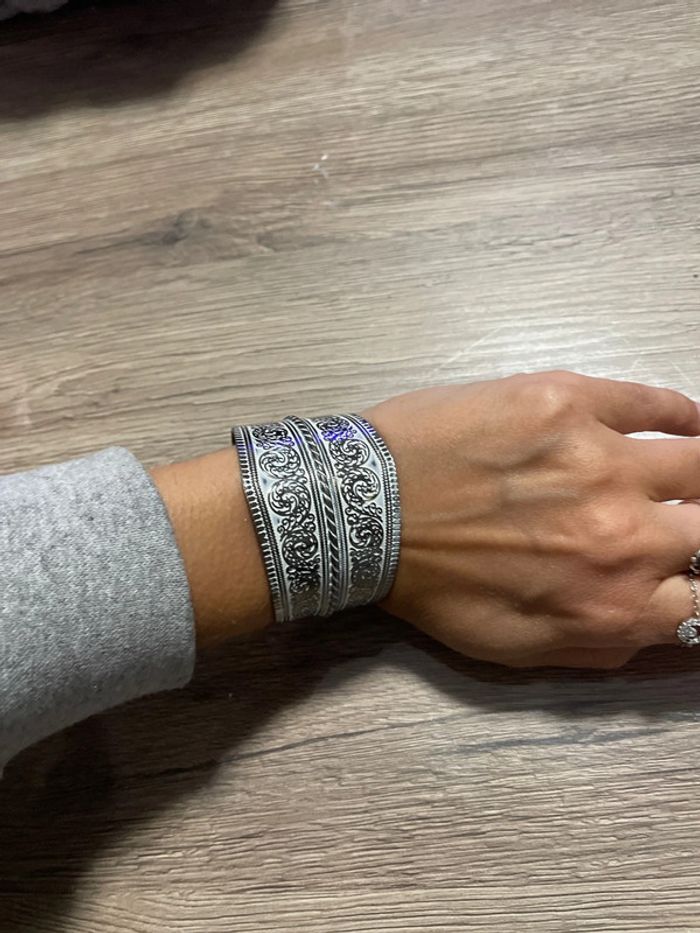 Manchette argentée et blanche