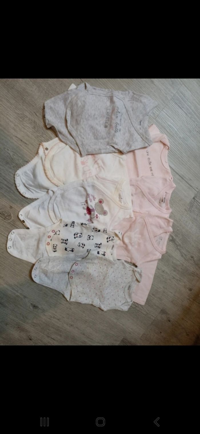 8 bodies + 2 pulls 1 mois - photo numéro 2