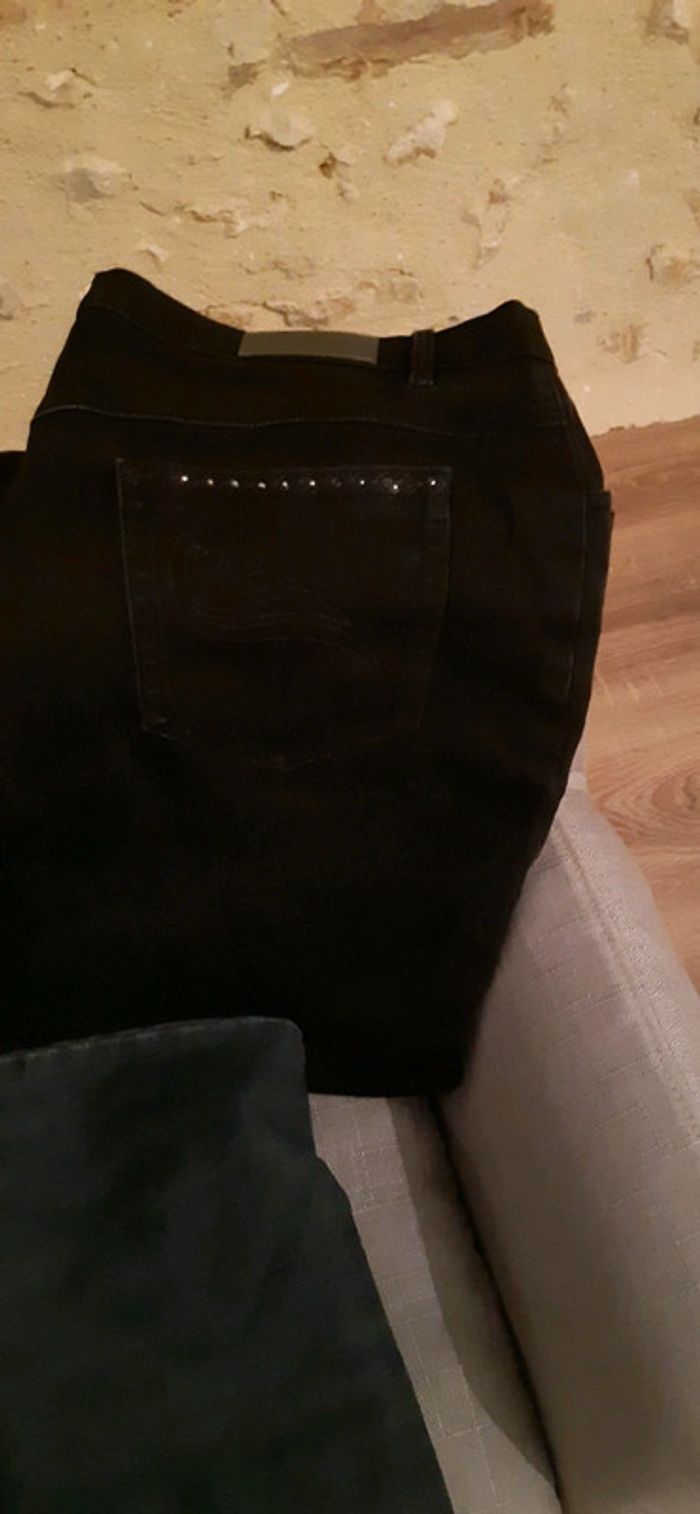 Jeans taille 46 un marron,un noir ,un bleu il leur manque tous le bouton - photo numéro 2