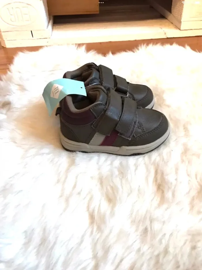 Baskets bébé 21 à scratch neuves avec étiquettes