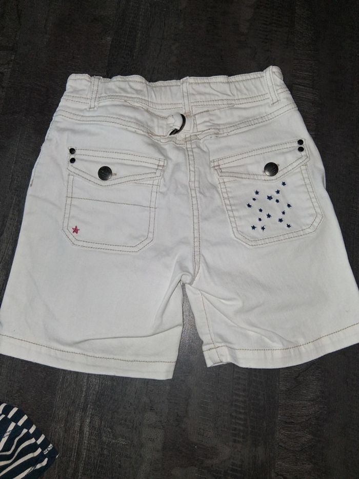Short blanc Okaidi avec short bleu à rayures offert - photo numéro 3