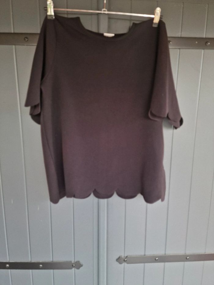 T shirt noir festonné Jacqueline de young