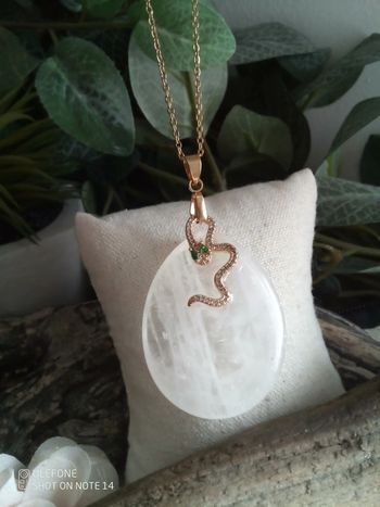 Collier pierre de cristal de roche naturelle avec serpent doré