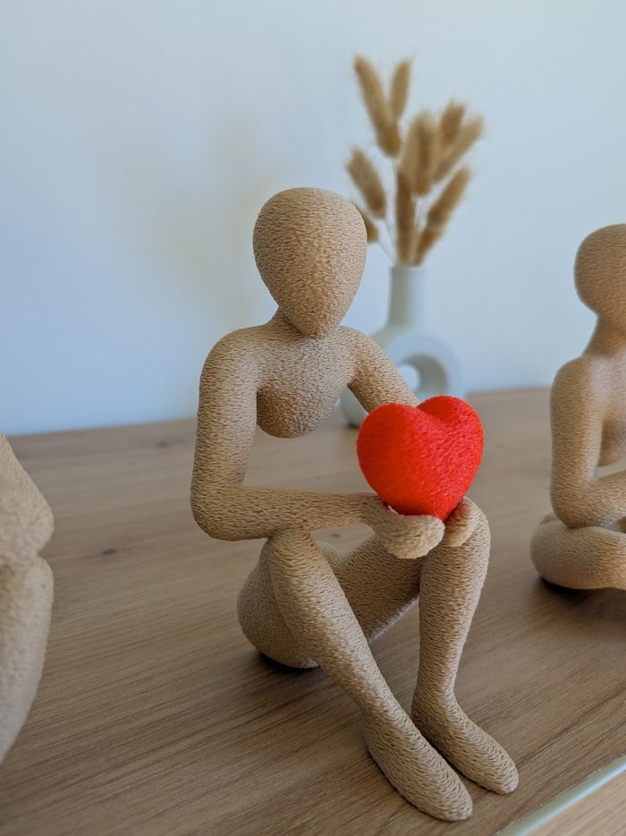 Statue décorative beige sable avec coeur rouge. - photo numéro 3
