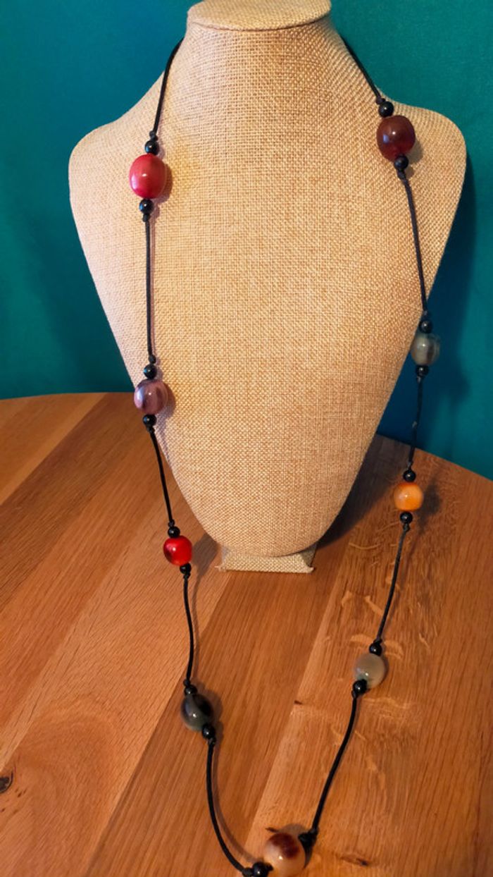 Collier long Terres d’Ailleurs – grosses perles vernies multicolores sur cordon noir