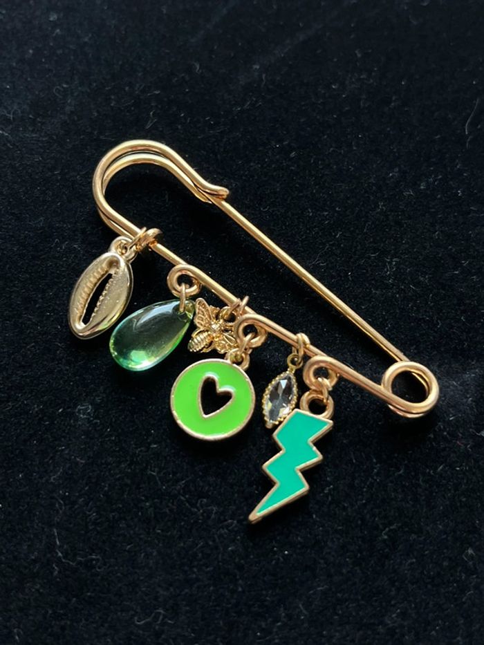 Broche pendentifs dorés et verts et breloques - photo numéro 3