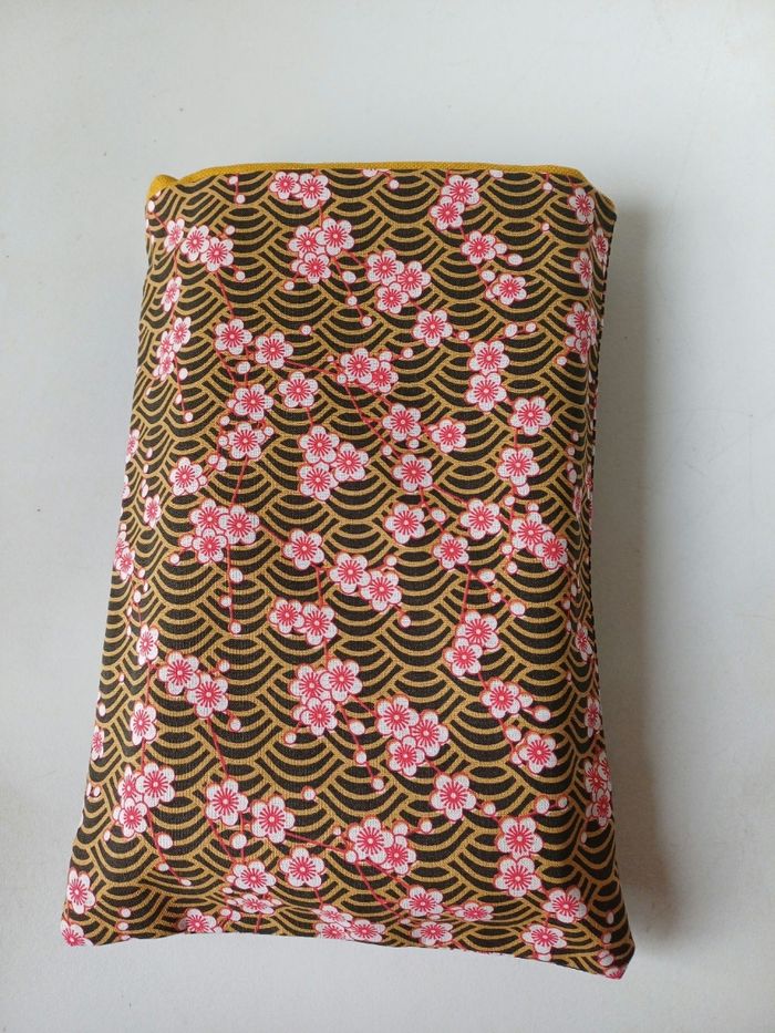 Pochette à livre petit format fleurs rouge et fond ocre - photo numéro 1