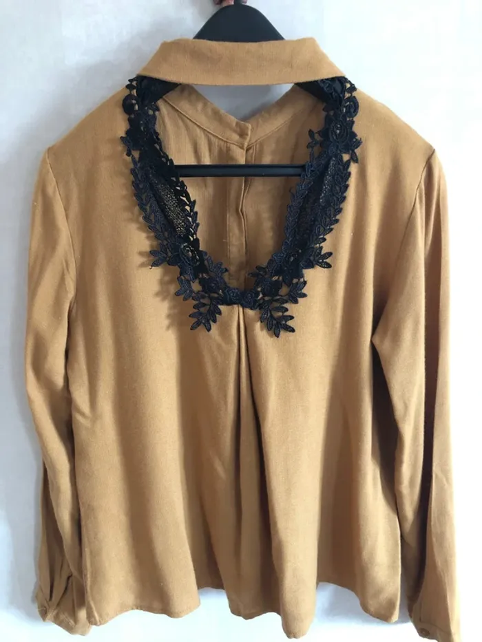 Blouse Cerise Blue dos nu bordé de dentelles - photo numéro 3