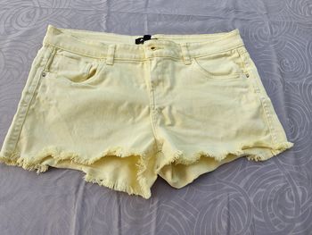 Short en jean à franges jaune