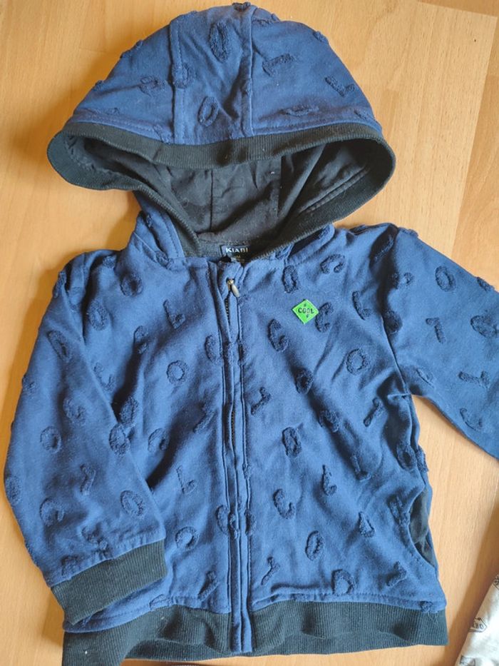 Lot tenue Jean TAO+ t-shirt manches longues et sweat zippé à capuche Kiabi en 18M - photo numéro 8