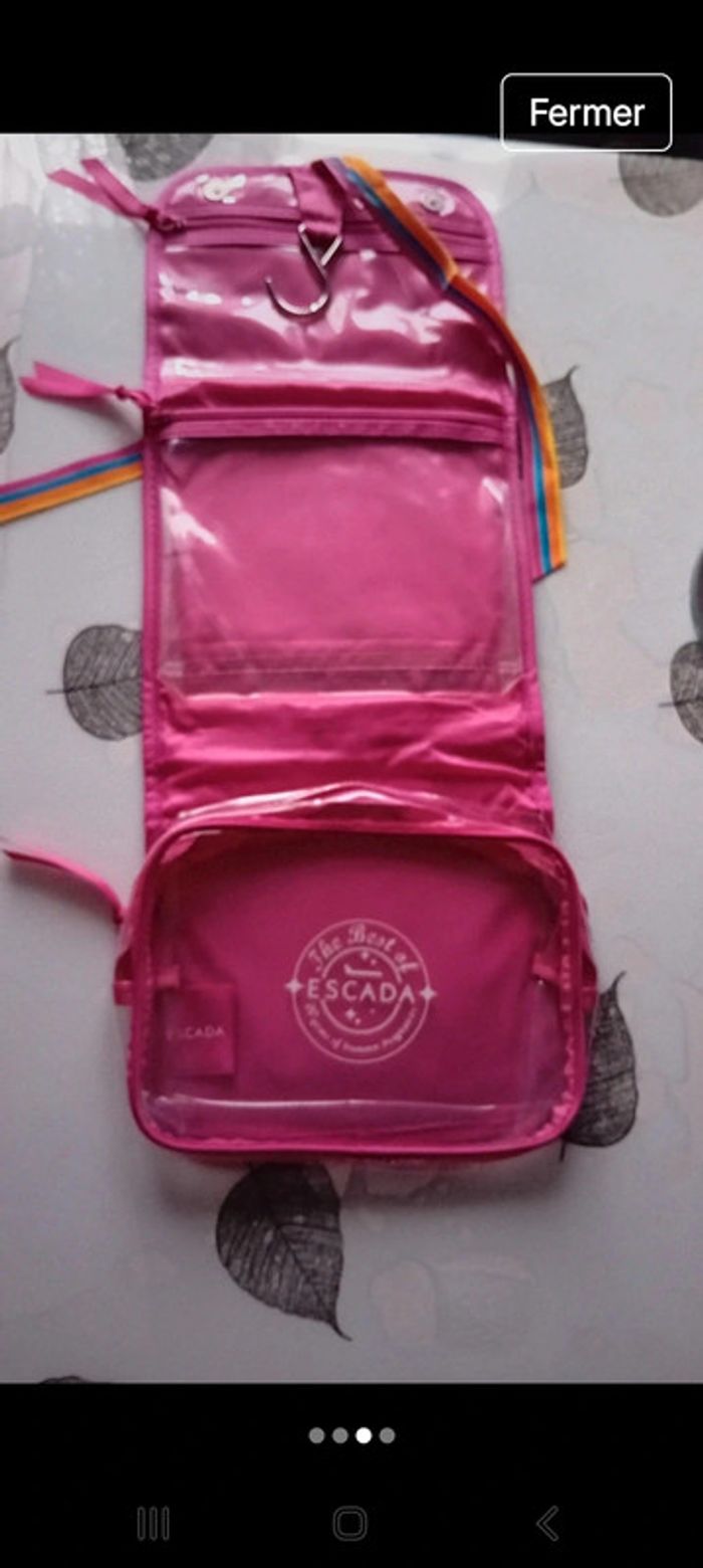 Pochette de voyage escada jamais - photo numéro 2