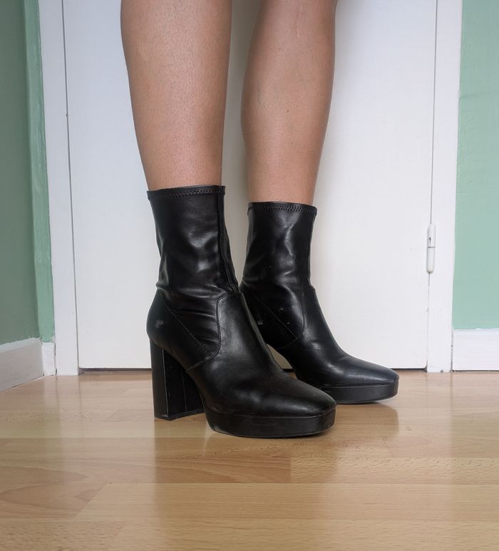 Bottines à plateforme compensée à talon Stradivarius