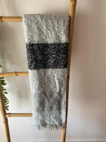 Écharpe à carreaux grise