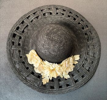 Chapeau de paille et fleurs