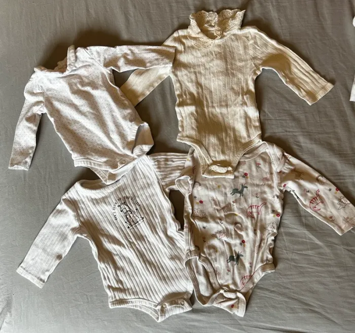 🌸 Lot 4 bodies bébé 6M – Imprimés & détails dentelle - photo numéro 2