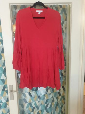 Robe rouge de jour à volants col V