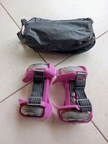 Roue de patins à roulettes sur chaussures réglables avec sacoche de rangement