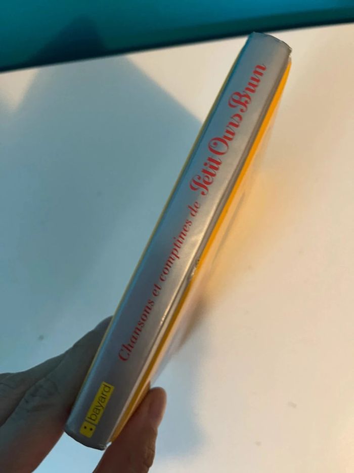 Livre chansons et comptines de petit ours brun sans le CD - photo numéro 2