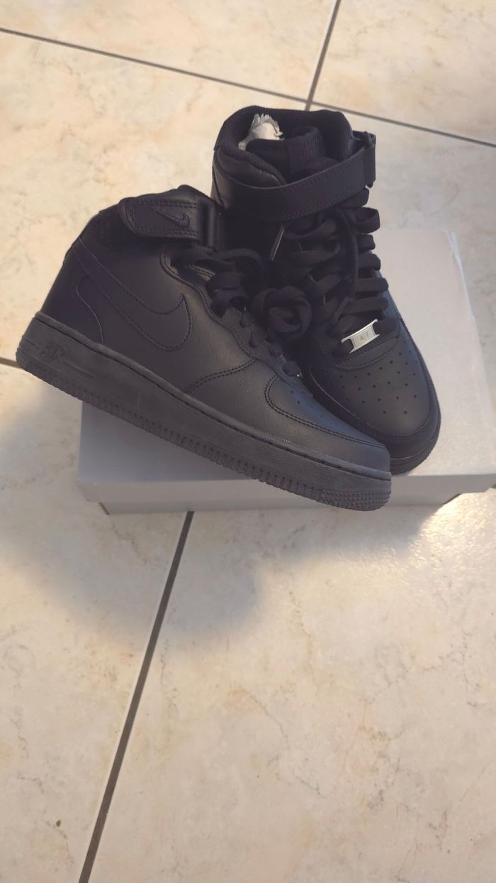 (Neuves non portées) 🏷🥰😍 superbes  baskets NIKE  AIR FORCE ONE Pointure 37.5 unisex 😍🥰 - photo numéro 2