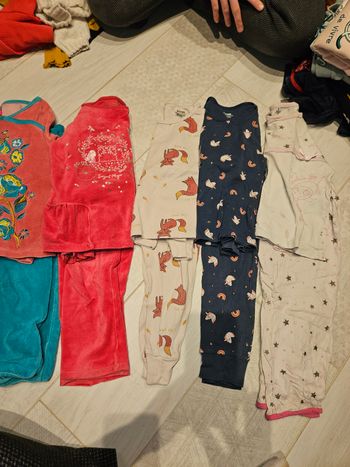 Lot de 5 pyjamas tailles 4 ans fille