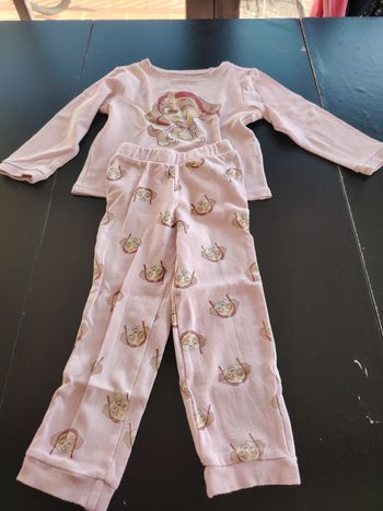 Lot pyjamas et chemise de nuit