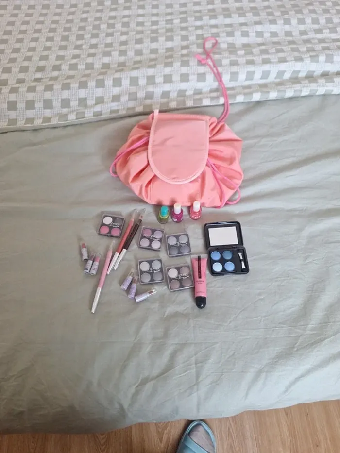 Trousse maquillage avec quelques maquillages