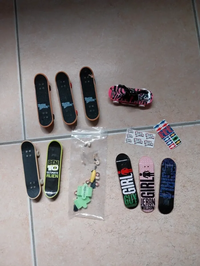 Lot 8 mini skates tech deck