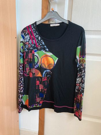 Haut à manches longues noirs avec motifs colorés Lewinger