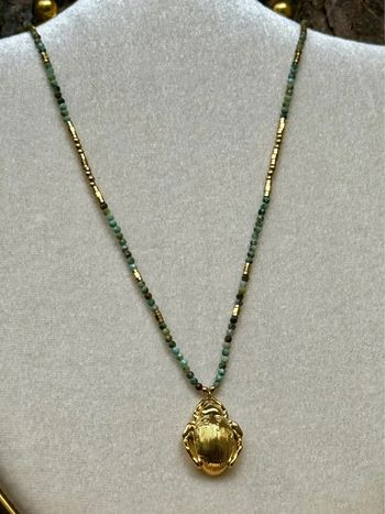 Collier acier inoxydable or réglable perles malachite pendentif gros scarabée travaillé
