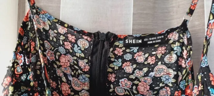 Robe noire mi-longue femme Shein, motif fleuri, avec fermeture eclair derrière, taille L - photo numéro 6