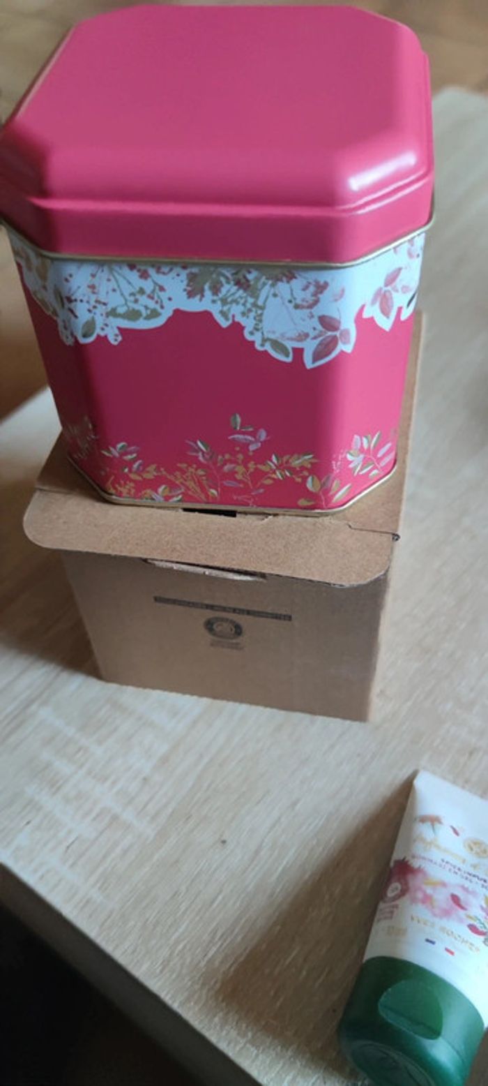 Lot de deux boîtes box soins du corps neufs