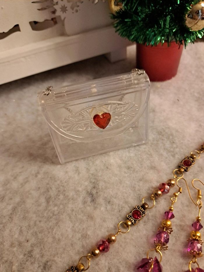 Bracelet rouge et doré avec boucles d'oreilles cœurs en verre rose - photo numéro 3